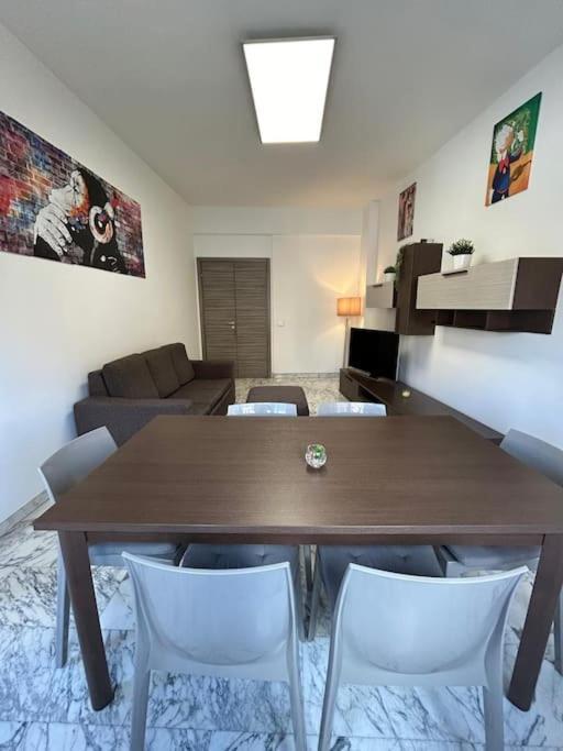 Appartamento Prella House 50 Mt Da Metro B Jonio Roma
